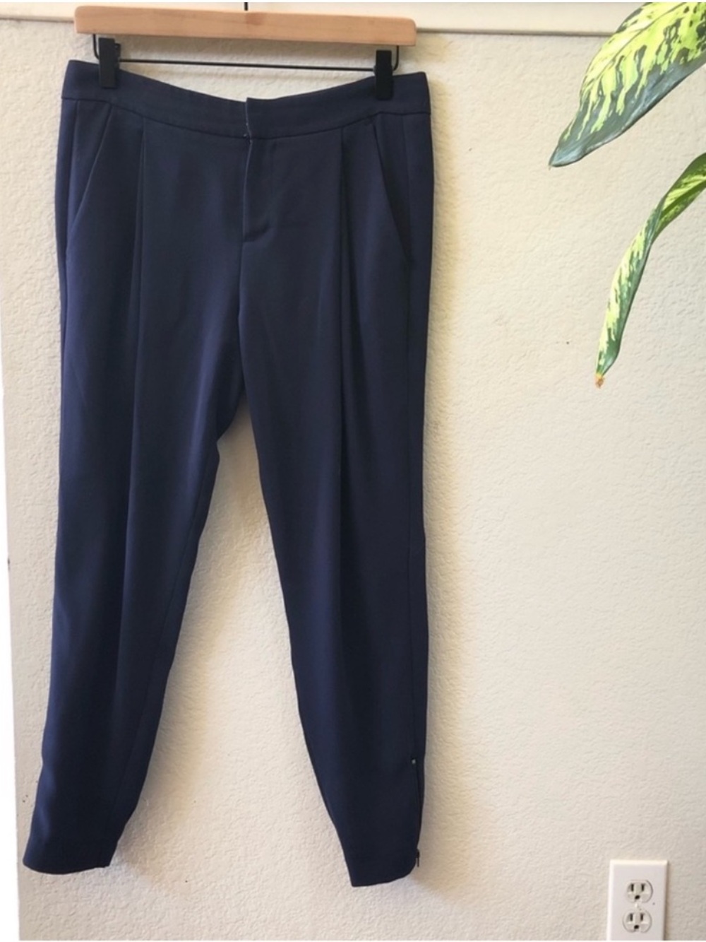 Vince Pleated Slouchy Crepe Joggers in navy blue Dress pants size 2